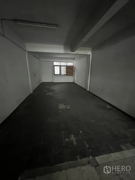 อาคารพาณิชย์ ให้เช่าในSuan Luang, Bangkok - ห้องยาวพื้นสีเข้มมีหน้าต่างด้านหลัง พร้อมปรับปรุงใหม่