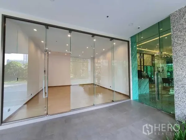 พื้นที่ขายปลีก ให้เช่าในKhlong Toei, Bangkok - หน้าร้านชั้นล่างกระจกเต็มบานติดทางเดิน และประตูล้อบบี้ข้างเคียง เหมาะสำหรับค้าปลีก ใกล้ BTS พร้อมพงษ์