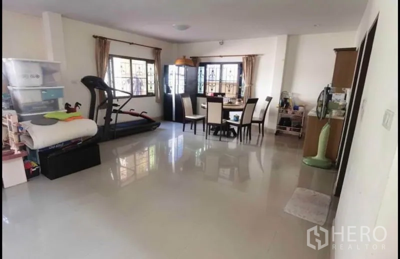 บ้าน ขายในBang Yai, Nonthaburi - โถงรับแขกและทานอาหารแบบโอเพ่นสเปซ พื้นกระเบื้อง รับแสงธรรมชาติ