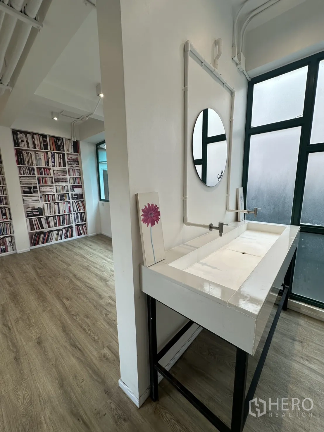 สำนักงานที่บ้าน ให้เช่าหรือขายในPhra Khanong, Bangkok - อ่างล้างหน้ายาวพร้อมกระจกทรงกลมในโถงใกล้พื้นที่ทำงาน