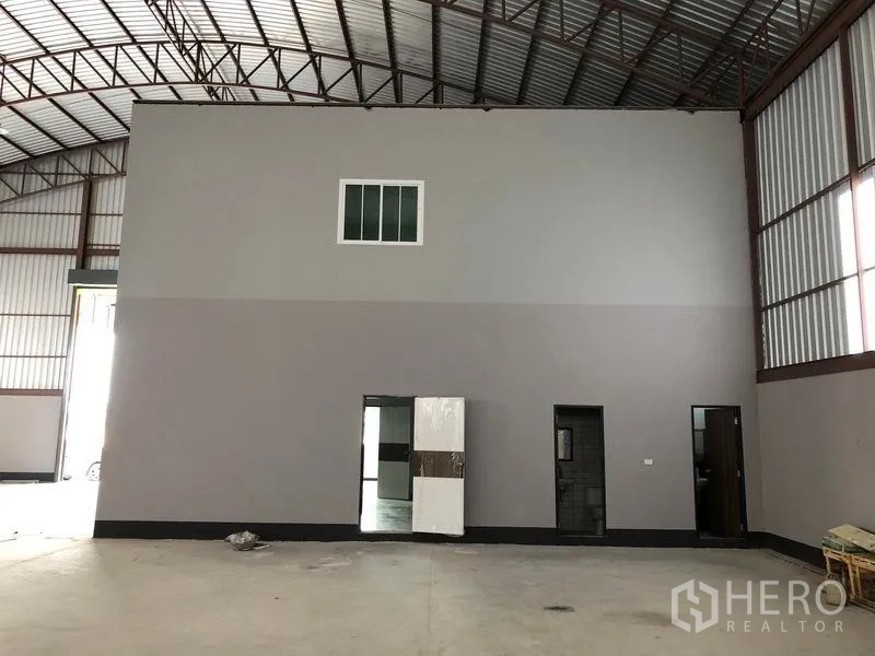 工厂 出租或出售在Bang Len, Nakhon Pathom - 内部办公室近景，多扇门窗与钢架屋顶。