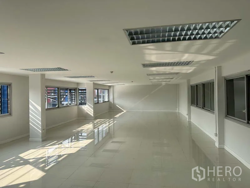 โรงงาน ให้เช่าในBang Phli, Samut Prakan - ออฟฟิศชั้นบนสว่าง พื้นกระเบื้องแกรนิตโต้ ไฟหลุมและหน้าต่างรอบด้าน