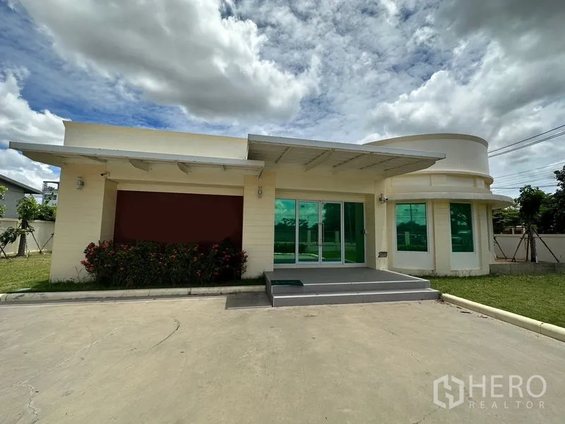 สำนักงาน ให้เช่าในPathum Thani - ด้านหน้าอาคาร มีมุมกระจกโค้ง ประตูบานเลื่อนและลานจอดรถ