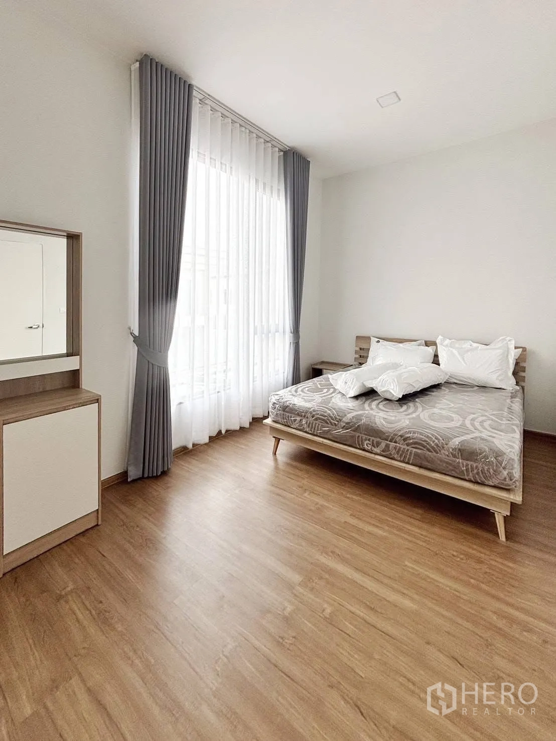 联排别墅 for rent in Bang Phli, Samut Prakan - 明亮卧室，床与梳妆台，木地板，落地窗帘