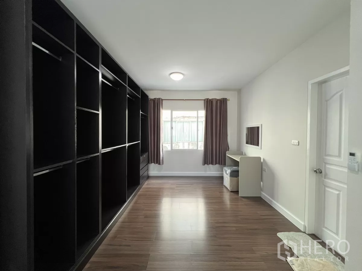Townhouse for rent in Bang Kapi, Bangkok - Walk-in closet area with floor-to-ceiling shelving.