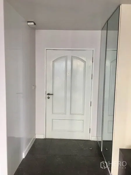 คอนโด ให้เช่าในWatthana, Bangkok - โถงทางเข้าพร้อมประตูสีขาวและพื้นกระเบื้องสีเทา