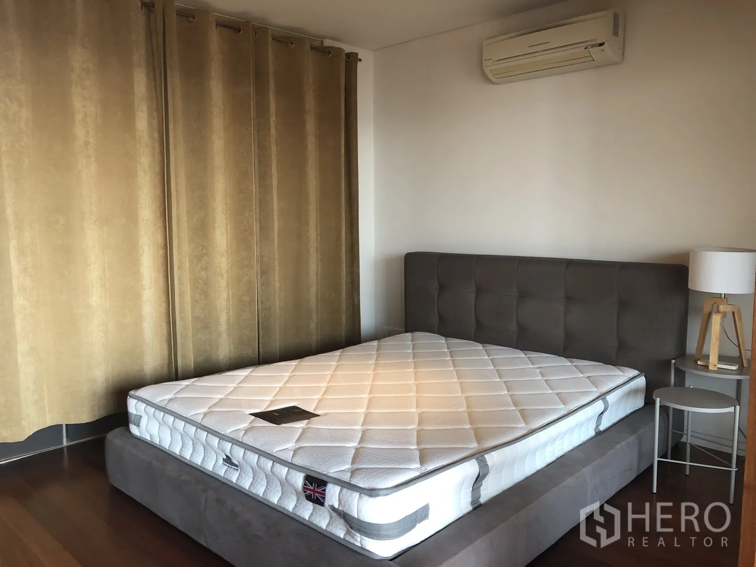 公寓 出租在Pathum Wan, Bangkok - 温馨卧室，软包床架与新床垫，床头灯、空调与遮光窗帘