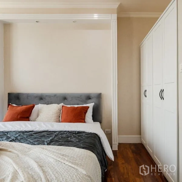 คอนโด ขาย - มุมห้องนอนพร้อมตู้เสื้อผ้าบิวต์อินและพื้นไม้