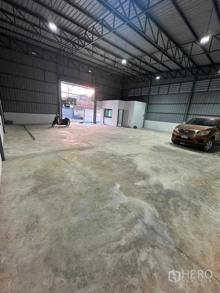 货栈 出租在Bang Khen, Bangkok - 开放式仓库地面，层高宽敞，LED照明，前方大开口便于车辆出入。