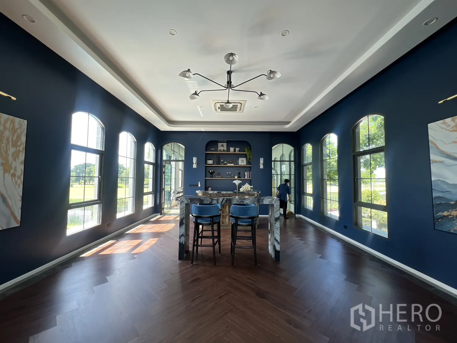 Detached House for rent or sale in Mueang Pathum Thani, Pathum Thani - Grand clubhouse lobby with very high ceiling and multiple seating areas.