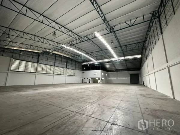 工厂 出租在Si Racha, Chon Buri - 宽阔仓库大厅，钢结构高顶，天窗带采光，光滑混凝土地面，办公室区及大型卷闸门。