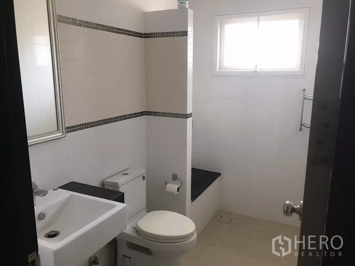 บ้าน ขายในLat Krabang, Bangkok - ห้องน้ำปูกระเบื้องสีขาว มีส่วนอาบน้ำแบบ Walk-in อ่างล้างหน้า และโถสุขภัณฑ์