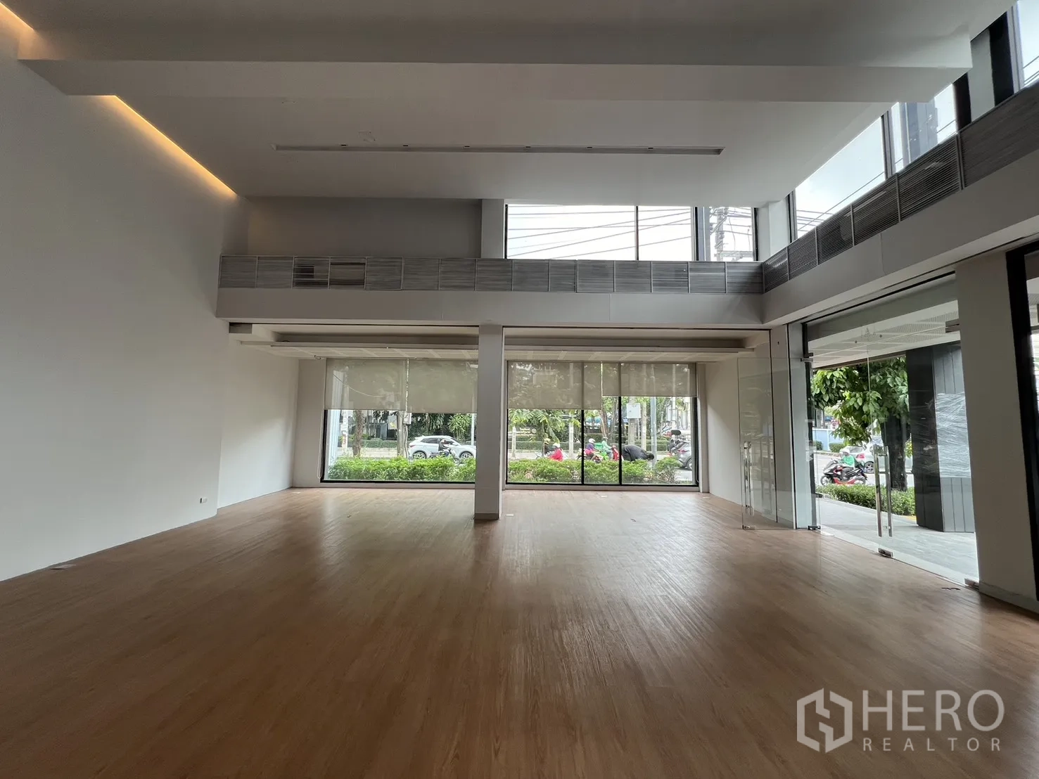 零售空间 出租在Khlong Toei, Bangkok - 开阔的一层零售大厅，两侧大面积玻璃