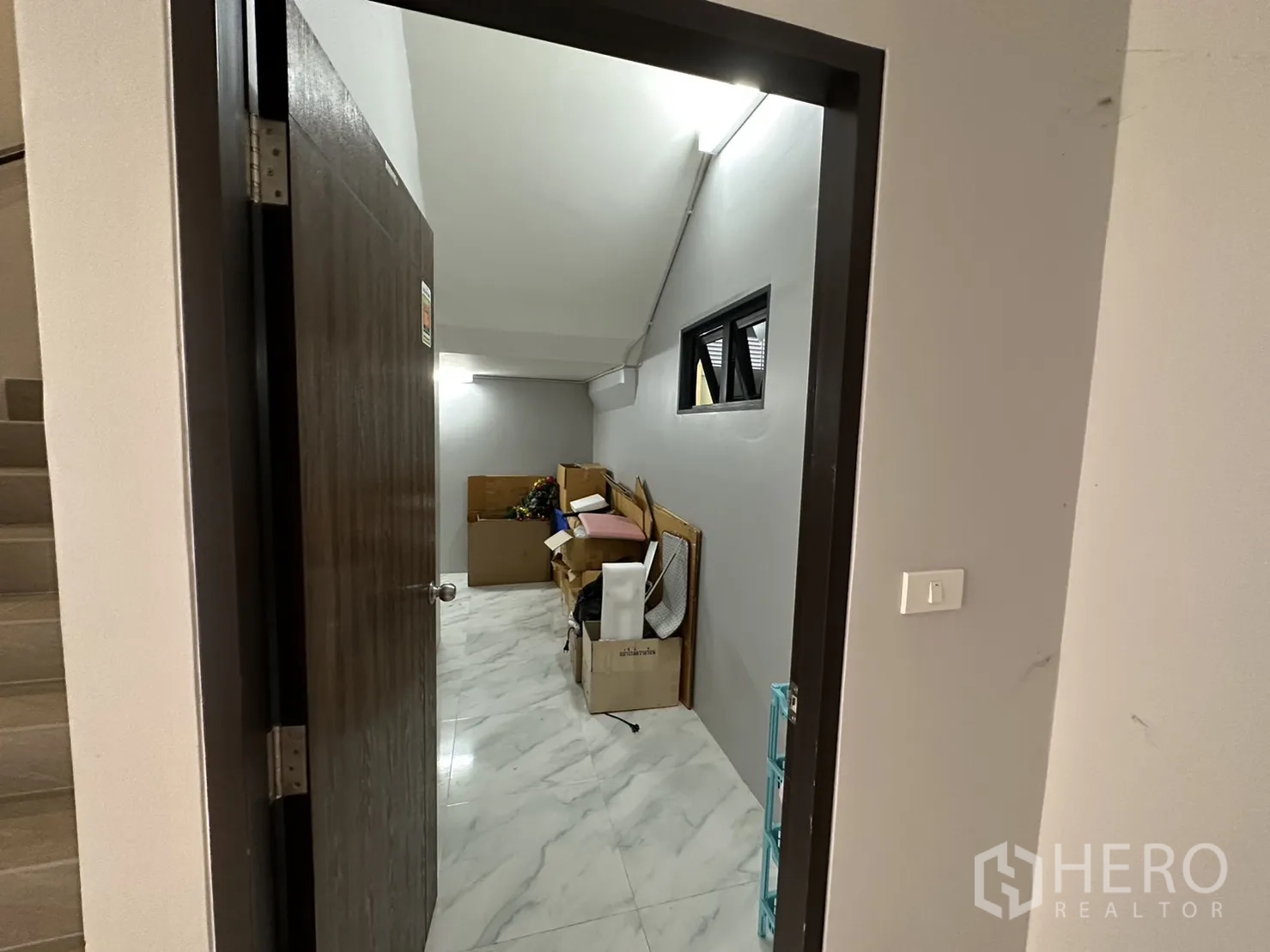 โรงงาน ขายในLam Luk Ka, Pathum Thani - ห้องเก็บของใต้บันได พื้นลายหินอ่อน.