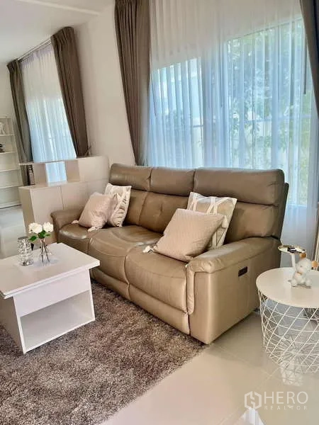 Detached House for rent in Bang Phli, Samut Prakan - Cozy sofa corner with rug beside full-height windows.
