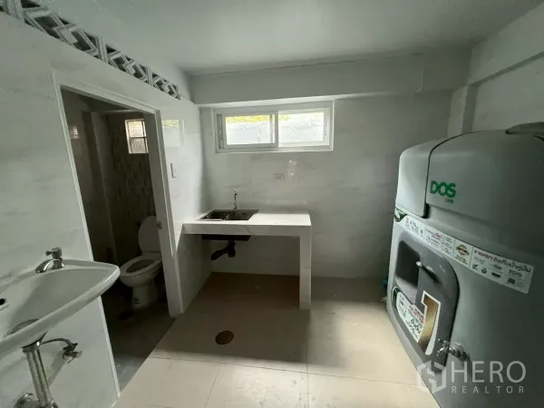 อาคารพาณิชย์ ให้เช่าในKhlong Toei, Bangkok - ห้องอเนกประสงค์มีซิงก์ เคาน์เตอร์ หน้าต่างเล็ก ประตูห้องน้ำ และแทงค์น้ำ DOS.