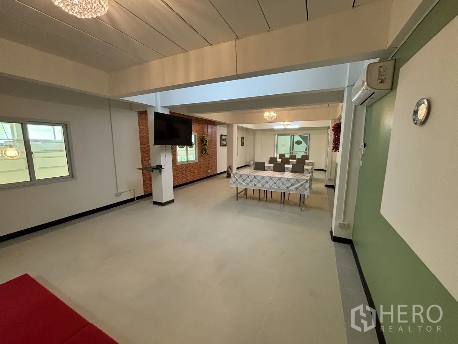 Home Office for rent in Phra Khanong, Bangkok - Multi-purpose meeting room with wall-mounted TV, long table and air-conditioning.