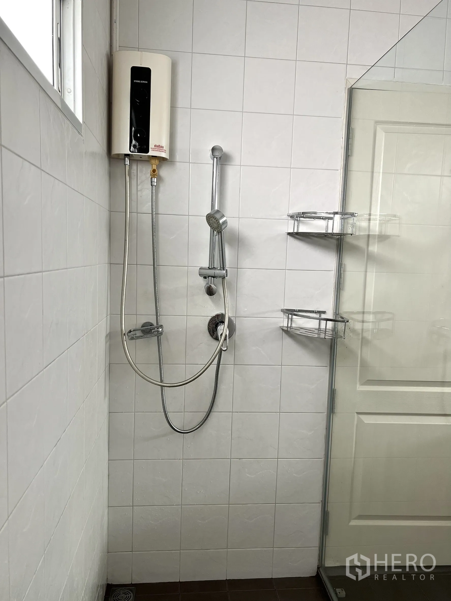 บ้าน ให้เช่าหรือขายในSaphan Sung, Bangkok - โซนอาบน้ำติดเครื่องทำน้ำอุ่นและฝักบัว ในห้องน้ำปูกระเบื้อง