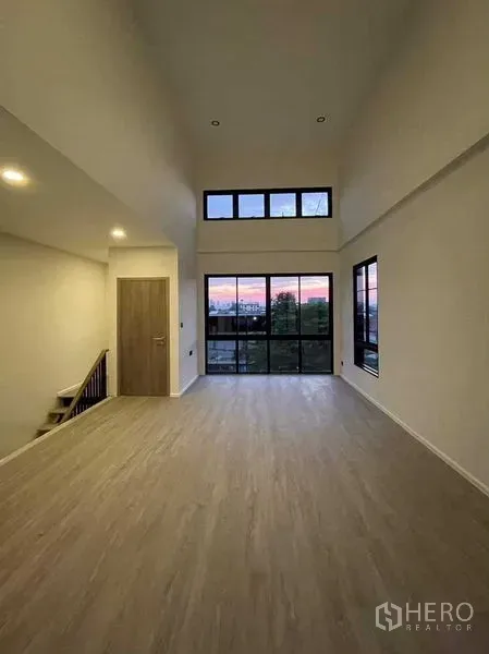 สำนักงานที่บ้าน ขายในLat Phrao, Bangkok - ห้องชั้นบนกว้างพร้อมประตูกระจกบานใหญ่และวิวพระอาทิตย์ตก