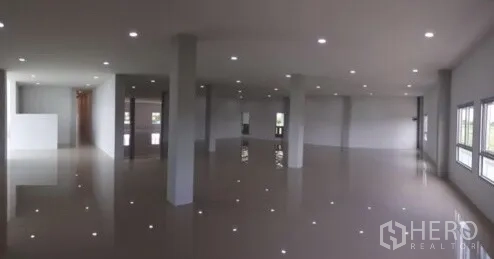 工厂 出租或出售在Bang Sao Thong, Samut Prakan - 开放式办公层，亮面地砖、立柱与筒灯