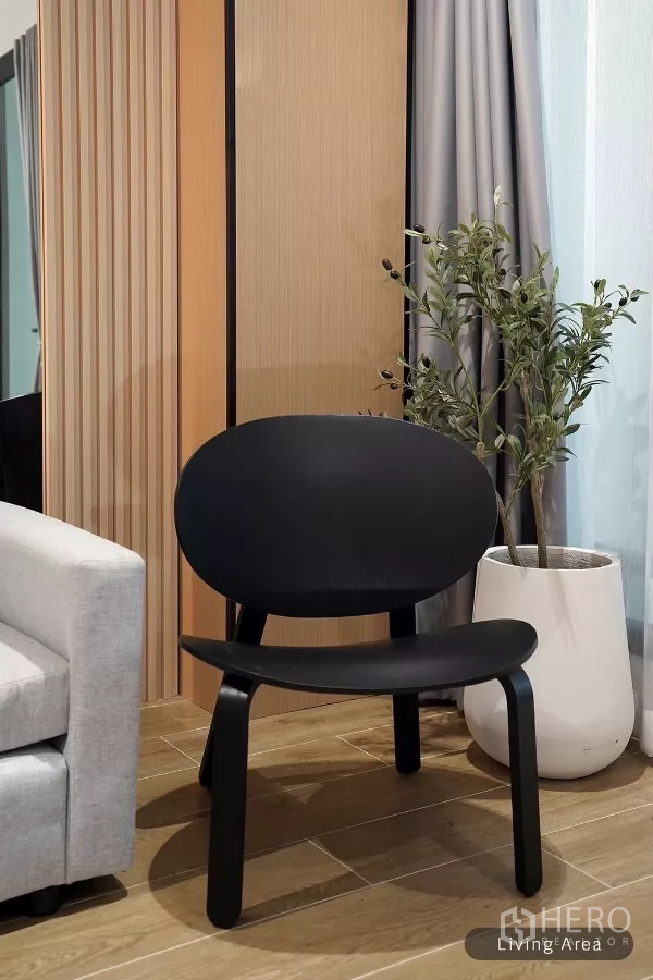 ทาวน์เฮาส์ ให้เช่าในHuai Khwang, Bangkok - เก้าอี้สีดำสไตล์โมเดิร์นข้างโซฟาและกระถางต้นไม้