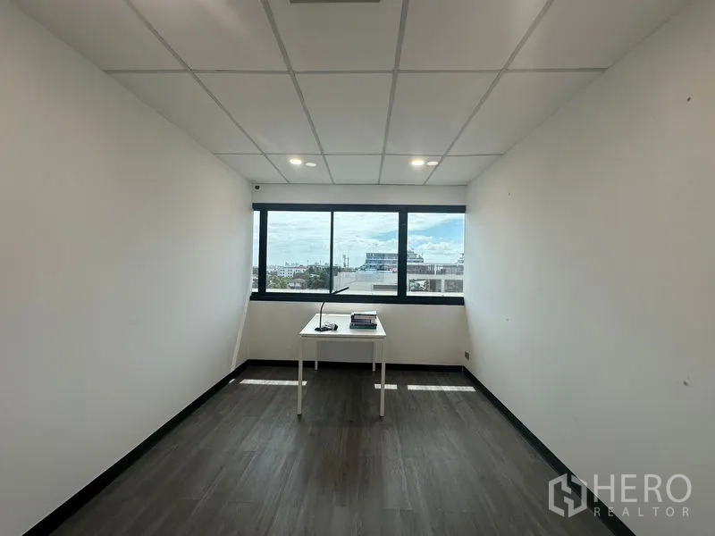 办公空间 出租在Khlong Toei, Bangkok - 带大窗与书桌的私密办公室，可俯瞰曼谷天际线