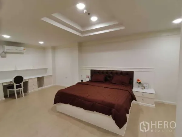 อพาร์ทเมนท์ ให้เช่า - ห้องนอนกว้างมีฝ้าหลุม เตียงคิงไซส์ และโต๊ะทำงานบิวท์อินยาว