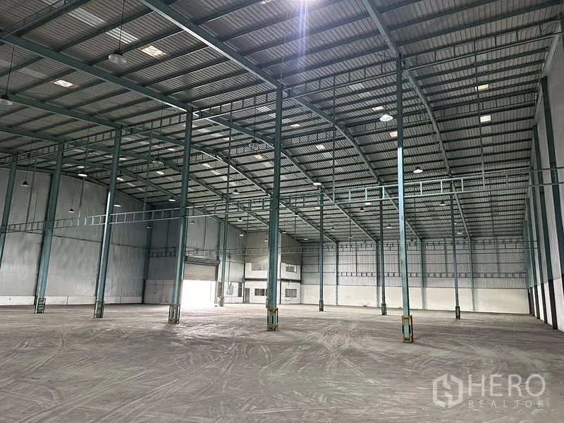 คลังสินค้า ให้เช่าในMueang Samut Prakan, Samut Prakan - โครงสร้างภายในเสาเหล็กจำนวนมาก หลังคาเมทัลชีทฉนวน และพื้นที่จัดเก็บแบบเคลียร์สแปน
