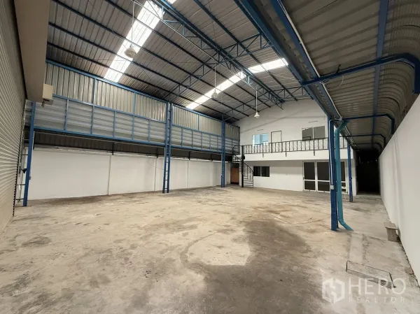 คลังสินค้า ให้เช่าหรือขายในBang Sao Thong, Samut Prakan - ฮอลล์โกดังกว้าง คานเหล็กและชั้นลอยเก็บของ