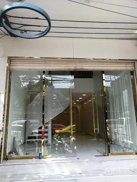 อาคารพาณิชย์ ให้เช่าในWatthana, Bangkok - ด้านหน้าร้านแบบกระจกเต็มบาน กรอบสีทอง และประตูม้วน ติดถนนย่านทองหล่อ