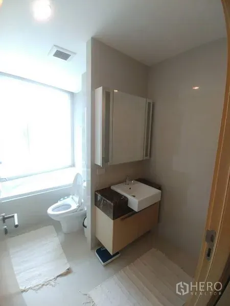 คอนโด ให้เช่าหรือขายในWatthana, Bangkok - ห้องน้ำสว่าง มีอ่างอาบน้ำ อ่างล้างหน้า และตู้กระจก