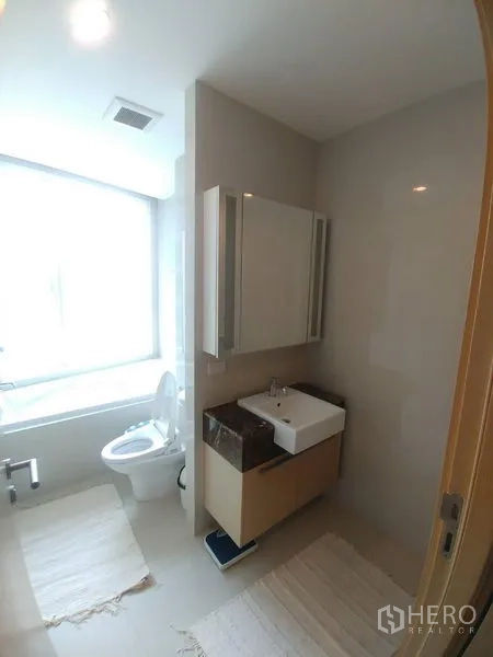 คอนโด ให้เช่าหรือขายในWatthana, Bangkok - ห้องน้ำสว่าง มีอ่างอาบน้ำ อ่างล้างหน้า และตู้กระจก