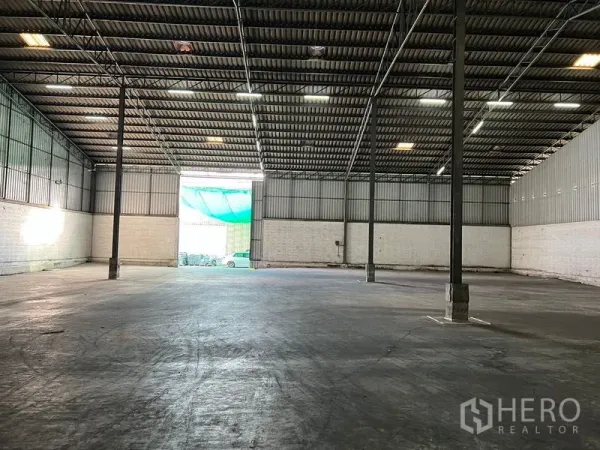 คลังสินค้า ให้เช่าในBang Sao Thong, Samut Prakan - มุมมองสมมาตรของโกดัง เสาเหล็กหลายต้นและแผ่นหลังคารับแสง