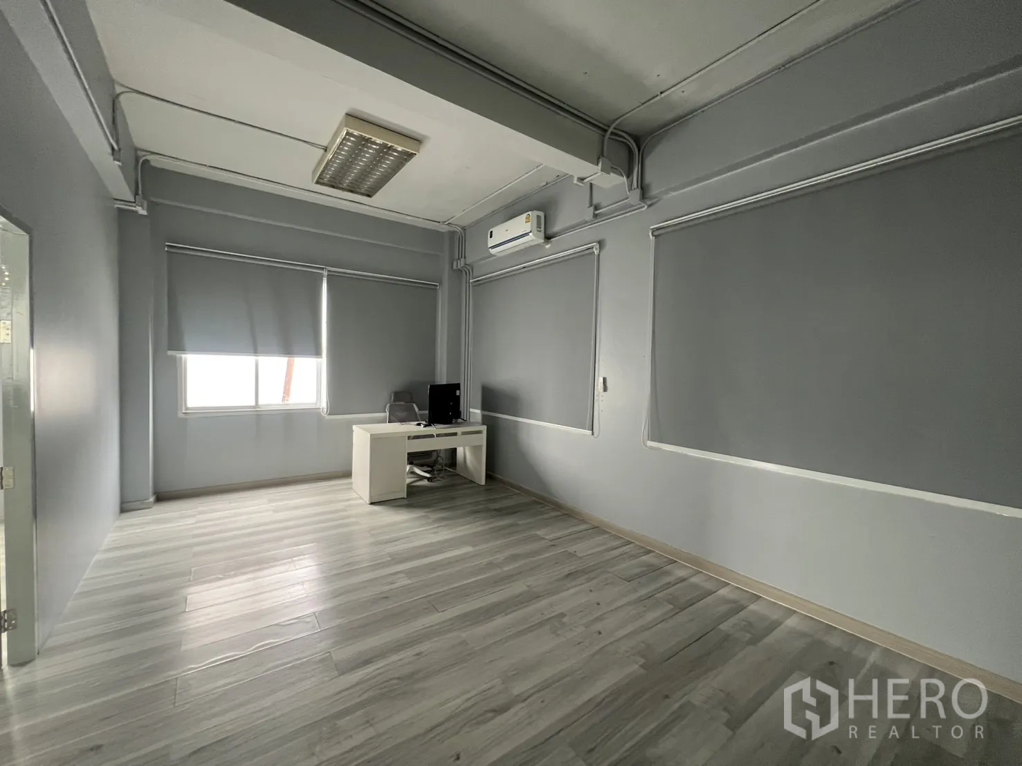 สำนักงานที่บ้าน ให้เช่าในPhra Khanong, Bangkok - ห้องนอนขนาดใหญ่ ม่านทึบ เตียงนอน และโต๊ะทำงาน