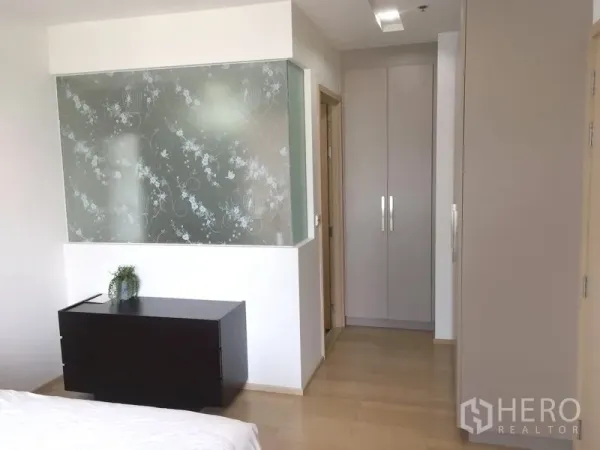 คอนโด ให้เช่าในKhlong Toei, Bangkok - มุมห้องนอนสว่าง มีฉากกระจกตกแต่ง ตู้ลิ้นชัก และตู้เสื้อผ้าบิวท์อิน