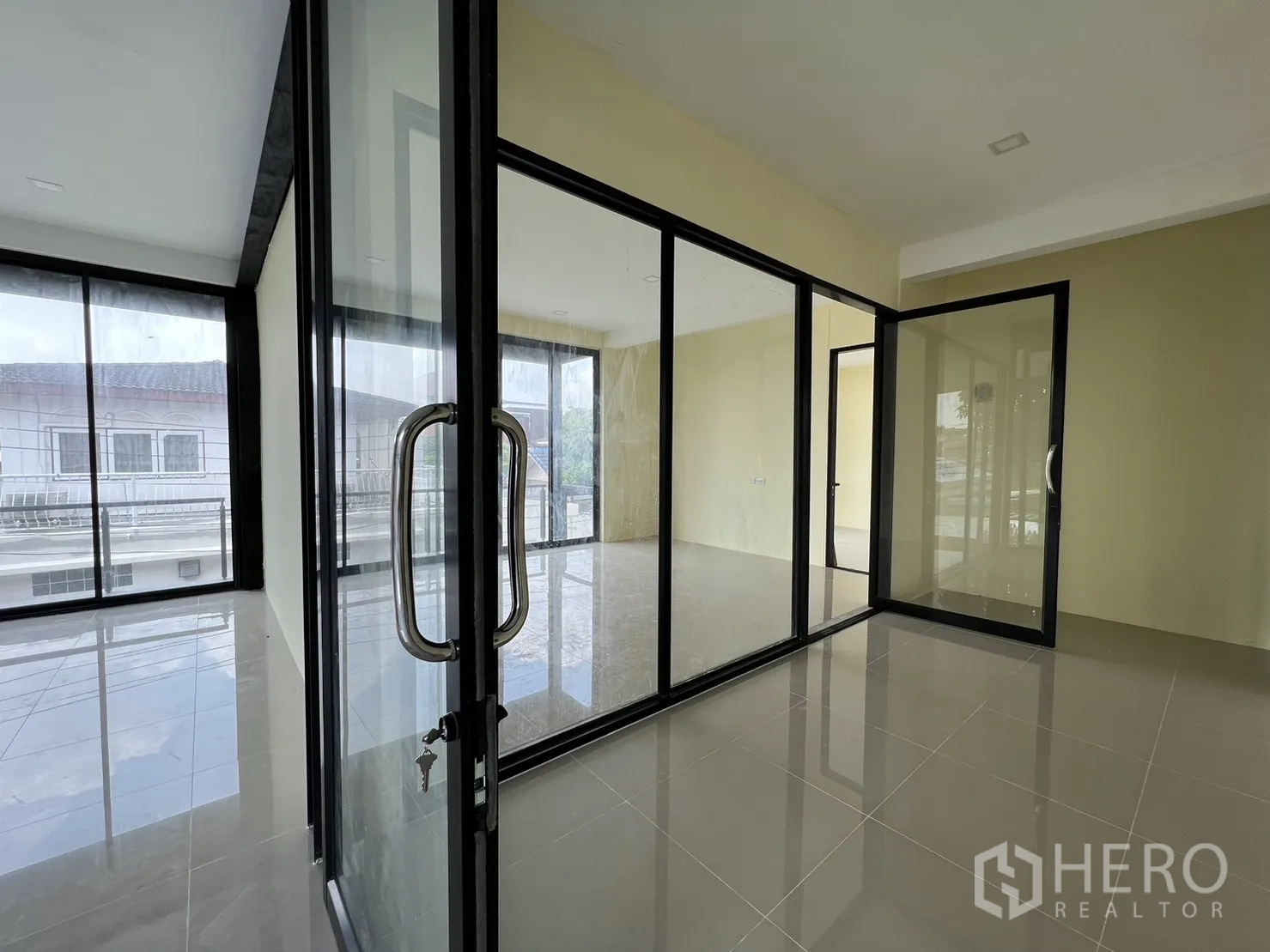 บ้าน ให้เช่าหรือขายในPhra Khanong, Bangkok - ชั้นบนกั้นห้องด้วยกระจกบานเลื่อน และทางออกระเบียง