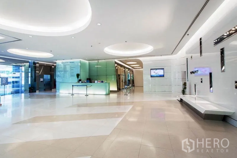 办公空间 出租在Bang Rak, Bangkok - 现代化大堂，设接待台、安检闸机与特色灯光。