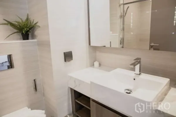 คอนโด ให้เช่าในWatthana, Bangkok - ห้องน้ำสไตล์โมเดิร์น เคาน์เตอร์ล้างหน้าและบานกระจกขนาดใหญ่ พร้อมห้องอาบน้ำกระจก