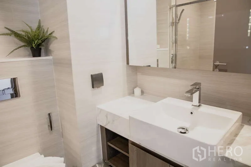 คอนโด ให้เช่าในWatthana, Bangkok - ห้องน้ำสไตล์โมเดิร์น เคาน์เตอร์ล้างหน้าและบานกระจกขนาดใหญ่ พร้อมห้องอาบน้ำกระจก