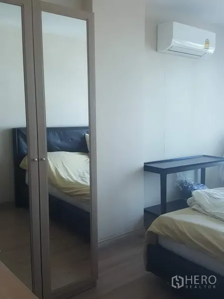 คอนโด ให้เช่าในKhlong Toei, Bangkok - ห้องนอนสว่างพร้อมตู้เสื้อผ้าบานกระจก เตียง โต๊ะทำงาน และแอร์ผนัง