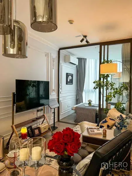 คอนโด ให้เช่า - ห้องนั่งเล่นสไตล์โมเดิร์นพร้อมทีวี แผงผนังตกแต่ง และประตูกระจกสไลด์สู่ห้องนอน