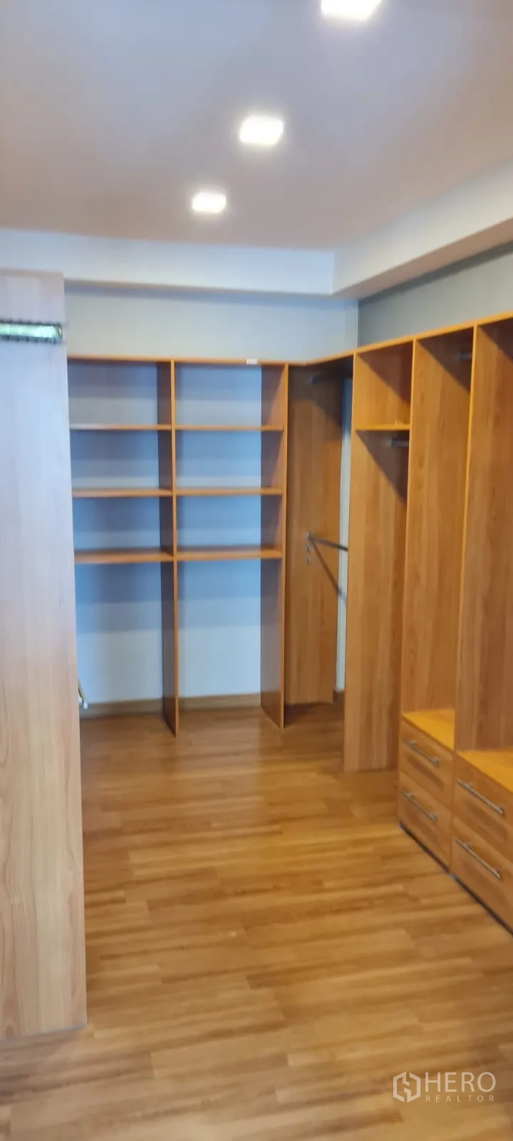 Home Office for rent - Spacious walk‑in closet fitted with open shelves and drawers