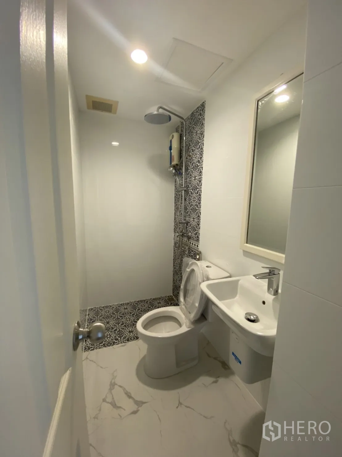 คอนโด ให้เช่าในWatthana, Bangkok - ห้องน้ำสมัยใหม่ ฝักบัวเรนชาวเวอร์ ผนังลายกราฟิก และพื้นลายหินอ่อน