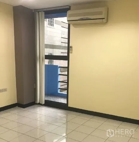 办公空间 出租在Bang Rak, Bangkok - 独立办公间，墙挂空调，玻璃门通向小阳台。