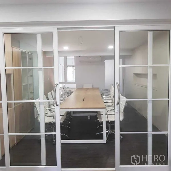 สำนักงานที่บ้าน ให้เช่าหรือขายในSuan Luang, Bangkok - มุมมองเข้าห้องประชุมผ่านประตูกระจกกรอบสีขาว