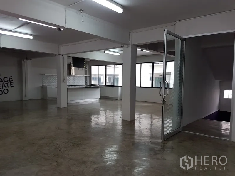 สำนักงานที่บ้าน ขายในKhlong Toei, Bangkok - พื้นที่โล่ง หน้าต่างเต็มผนัง และเคาน์เตอร์ครัวไอส์แลนด์