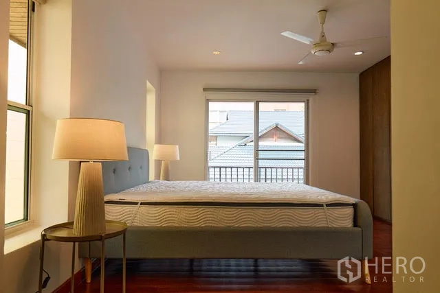 บ้าน ให้เช่าในWatthana, Bangkok - ห้องนอนพร้อมระเบียง ตู้เสื้อผ้า และโคมไฟหัวเตียง