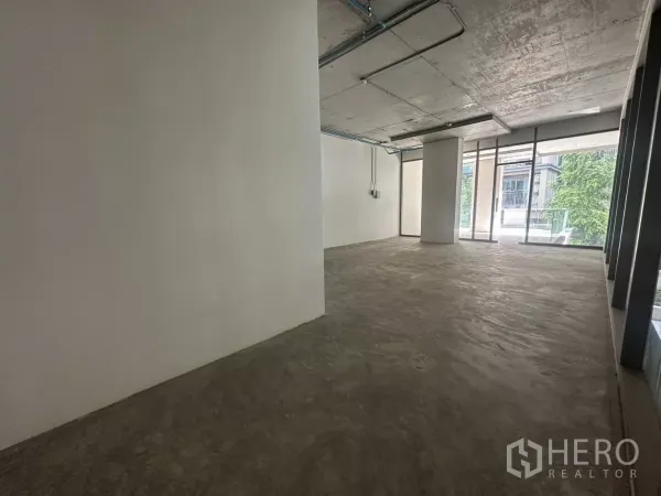 พื้นที่ขายปลีก ให้เช่า - ภายในโล่ง 90 ตร.ม. ฝ้าเปลือย กระจกเต็มผนัง เหมาะโชว์รูมหรือออฟฟิศ