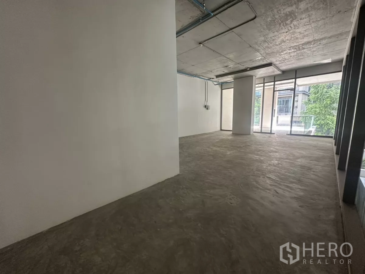 พื้นที่ขายปลีก ให้เช่า - ภายในโล่ง 90 ตร.ม. ฝ้าเปลือย กระจกเต็มผนัง เหมาะโชว์รูมหรือออฟฟิศ