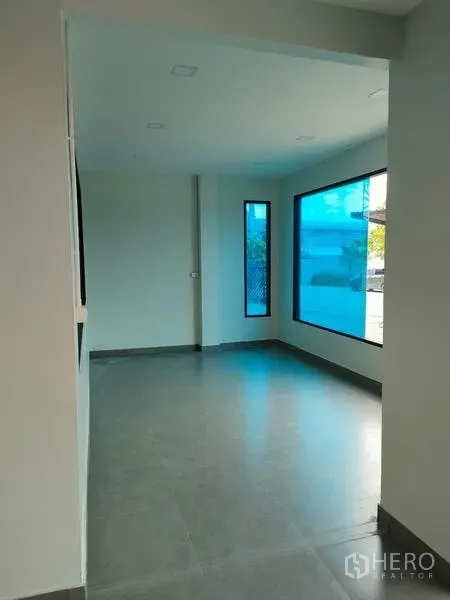 工厂 出租在Ban Phaeo, Samut Sakhon - 狭长办公室，落地窗与中性色地砖。